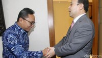 Zulkifli Hasan menyambut tamunya.