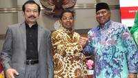 Idrus Marham mendapatkan ucapan selamat menjadi Menteri Sosial dari Ketua Komisi VIII Ali Taher di sela-sela rapat di gedung DPR, Jakarta, Selasa (30/1/2018).
