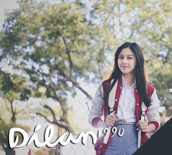 Jaket varsity yang dipakai Vanessha Prescilla, pemeran Milea juga jadi perhatian. Jaket baseball berwarna merah jadi jaket andalan Milea di sepanjang film. Jaket varsity awalnya dinamai Letterman Jacket dan mulai dipopulerkan Universitas Harvard pada 1865. Jaket ini pun mulai dipakai selebriti dan musisi di TV pada tahun 1930. Foto: Instagram