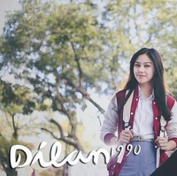 Jaket varsity yang dipakai Vanessha Prescilla, pemeran Milea juga jadi perhatian. Jaket baseball berwarna merah jadi jaket andalan Milea di sepanjang film. Jaket varsity awalnya dinamai Letterman Jacket dan mulai dipopulerkan Universitas Harvard pada 1865. Jaket ini pun mulai dipakai selebriti dan musisi di TV pada tahun 1930. Foto: Instagram