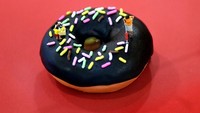 Kalau yang satu ini ada sebuah donat bertabur meises. Di atas donat ini tampak beberapa orang seperti sedang melakukan pekerjaan. Foto: Istimewa