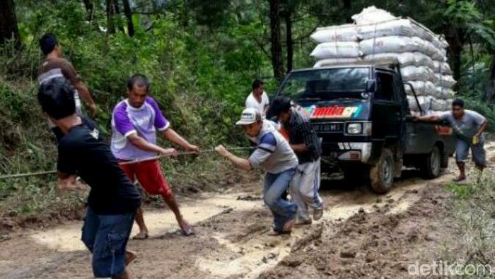 Begini Perjuangan Warga Trenggalek Tembus Isolasi Pasca Longsor