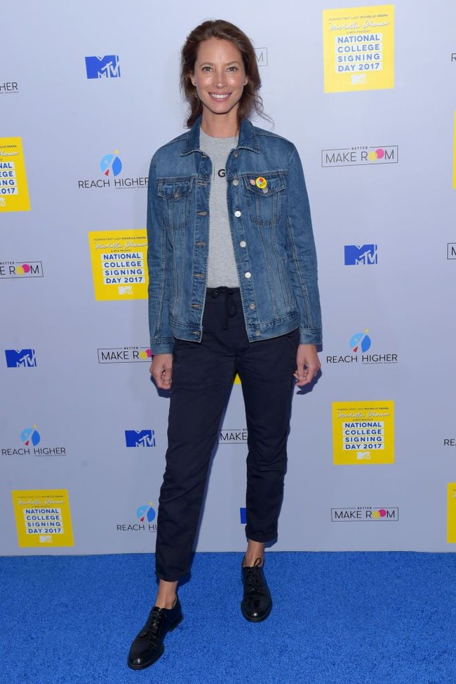 Mau tampil lebih sleek? Tiru cara supermodel Christy Turlington yang memadukan jaket denim klasik dengan T-shirt dan celana pipa, plus pantofel. Foto: Getty Images