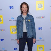Mau tampil lebih sleek? Tiru cara supermodel Christy Turlington yang memadukan jaket denim klasik dengan T-shirt dan celana pipa, plus pantofel. Foto: Getty Images