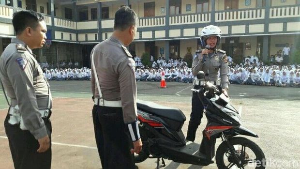 Polwan Bermoge Blusukan ke Sekolah di Garut