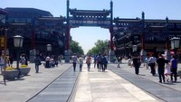 Qianmen Street di Beijing, China, dilengkapi dengan arsitektur bergaya mandarin yang telah mengalami renovasi sebelum digelarnya Olimpiade Beijing. Istimewa/Afar.