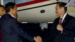 Foto: Saat Anies Berpayung Sambut Jokowi Pulang dari Afghanistan