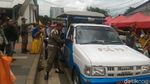 Ramai-ramai Menumpang Mobil Satpol PP di Tanah Abang