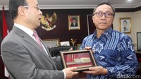 Zulkifli Hasan memberikan cenderamata gambar gedung MPR/DPR/DPD RI kepada Xiao Qian usai pertemuan.