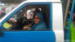 Ramai-ramai Menumpang Mobil Satpol PP di Tanah Abang