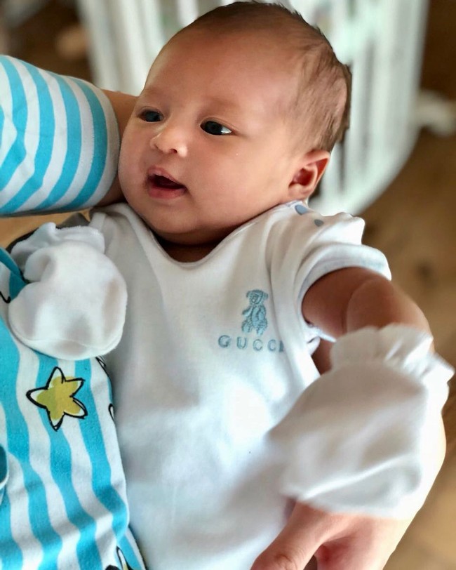 Raphael Moeis tampak menggemaskan saat baru berusia 23 hari. Bayi yang disebut Sandra Dewi ‘Raja ASI’ ini terlihat memakai baju bayi dari brand Gucci. Di lihat di situs resmi Gucci, busana tersebut merupakan bagian dari produk gift set yang terdiri dari empat pakaian bayi. Harga satu set busana ini US$ 310 atau sekitar Rp 4,2 juta. Foto: Instagram