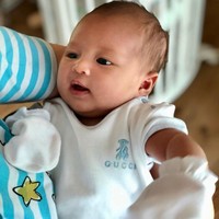 Raphael Moeis tampak menggemaskan saat baru berusia 23 hari. Bayi yang disebut Sandra Dewi ‘Raja ASI’ ini terlihat memakai baju bayi dari brand Gucci. Di lihat di situs resmi Gucci, busana tersebut merupakan bagian dari produk gift set yang terdiri dari empat pakaian bayi. Harga satu set busana ini US$ 310 atau sekitar Rp 4,2 juta. Foto: Instagram