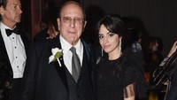Camila Cabello berpose bersama Clive Davis, Presiden Kreatif Sony Music. Foto: Getty Images