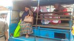 Ramai-ramai Menumpang Mobil Satpol PP di Tanah Abang