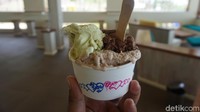 Saya sendiri memilih cup isi 3 rasa, coklat, ovaltine, serta pistachio. Nyam nyam! Lezat banget. Satu cup ini dibanderol sekitar Rp 35 ribuan. (Wahyu/detikTravel)