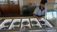 Pemilik toko es krim ini ternyata warga negara asing. Di dalam toko ini, pelayan siap mengambilkan rasa es krim mana yang traveler inginkan (Wahyu/detikTravel)