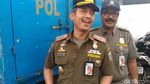 Ramai-ramai Menumpang Mobil Satpol PP di Tanah Abang