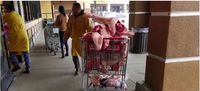 Supermarket Ini Mendadak Viral Setelah Pegawainya Kepergok Bawa Daging Pakai Troli Belanja