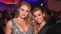 Iska dan Rachel Platten ikut hadir dalam acara tersebut. Foto: Getty Images