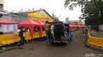 Ramai-ramai Menumpang Mobil Satpol PP di Tanah Abang