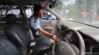Petugas Rupbasan mengecek kondisi mobil.