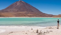 Dengan luas 10.582 km2, danau ini bisa menjadi tempat favorit bagi pecinta off road saat musim panas. Saat musim hujan, pantulan air tampak jernih seperti kaca! (CNN Travel)