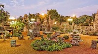 Cinta tidak selalu berujung bahagia. Warga Miami Edward Leedskalnin ditinggal kekasihnya pada H-1 pernikahan mereka. Sebagai bentuk rasa sedih dia mebangun sebuah taman dari bebatuan koral di Miami, Florida. (Coral Castle/Facebook)