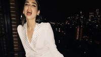 Pose seksinya kala bergaya di depan kamera. (Dok. Instagram/dualipa)