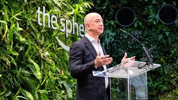 Pendiri dan CEO Amazon, Jeff Bezos saat menyampaikan dalam pembukaan kantor terbarunya. (Foto: Dok. techrunch/Devin Coldewey)
