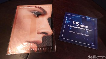 Di dalam paketan khusus ini diberikan sejumlah pernak-pernik menarik. (Foto: detikINET/Adi Fida Rahman)