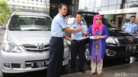 Hadir dalam acara penyerahan tersebut Pelaksana tugas (Plt) Koordinator Unit Kerja Pelacakan Aset, Pengelolaan Barang Bukti, dan Eksekusi (Labuksi) KPK Irene Putri (kiri), Direktur Pelayanan Tahanan dan Pengelolaan Benda Sitaan dan Barang Rampasan Negara Wahiddin (tengah), dan Kepala RUPBSAN Jakarta Utara Erwan Prasetyo.