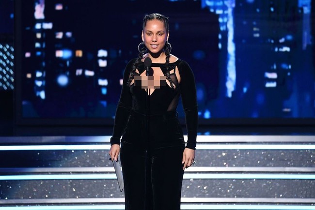 Berbalut jumpsuit beledu hitam, Alicia Keys menunjukkan keseksian tubuhnya. Foto: Getty Images