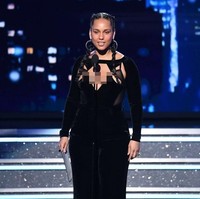 Berbalut jumpsuit beledu hitam, Alicia Keys menunjukkan keseksian tubuhnya. Foto: Getty Images