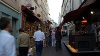Sementara di kota Paris, Prancis, terdapat sebuah jalan bernama Rue Mouffetard yang menyuguhkan beragam kios serta kafe di sisi-sisinya. Istimewa/Afar.
