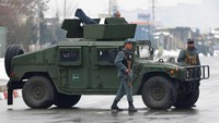 Kendaraan lapis baja pun siaga di jalan-jalan yang dilalui Jokowi dan rombongan, Penjagaan ini terkait adanya serangan di dekat Akademi Militer Marshal Fahim di Kabul (Foto: Dok. Reuters)