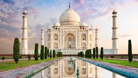 Taj Mahal India memang dikenal sebagai lambang cinta sejati. Situs UNESCO ini dibangun Maharaja Shah Jahan untuk istrinya. Di sini terdapat makam mereka berdua (Thinkstock)