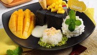 Kalau suka mango sticky rice, yang satu ini harus Anda cicipi. Dessert ini berupa toast lava dengan saus vanila. Roti panggang, ketan kukus disajikan dengan cincangan mangga, es krim mangga dan mangga cincang.Foto: Instagram Code Dessert