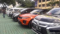 Polisi juga sudah menyita sejumlah mobil mewah dari kasus ini. AdaAlphard, Range Rover, dan Mercedes-Benz, serta sejumlah mobil lainnya, yakni Navara, Pajero, Mobilio, Jazz, Hiace dan truk towing. (Foto: Dony Indra Ramadhan)