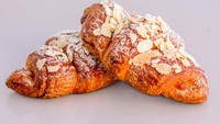 Pastry dengan aroma butter dan bertekstur renyah ini kemudian dibuat menjadi berbagai varian. Salah satunya croissant dengan berbagai topping mulai almond hingga cokelat. Foto: Istimewa