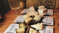 Gang of cheese Nom..nom..nom.., tulis artis berusia 27 tahun itu. Wah ada beragam jenis keju yang dicoba Tara. Foto: Instagram @tarabasro