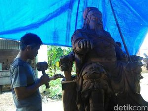 Mengintip Pembuatan Patung Dewa Jelang Imlek di Jepara