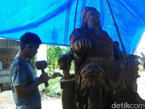 Mengintip Pembuatan Patung Dewa Jelang Imlek di Jepara