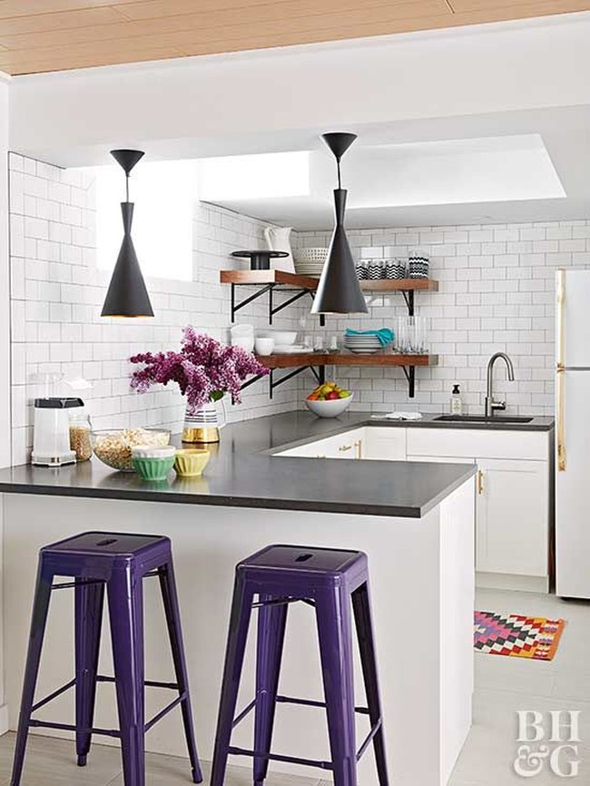 Bangku bar berwarna ultraviolet menjadi pemanis di dapur mungil ini. (Foto: Instagram)