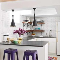 Bangku bar berwarna ultraviolet menjadi pemanis di dapur mungil ini. (Foto: Instagram)