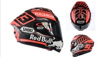 Juara bertahan Marc Marquez ikut mengeluarkan helm spesialnya. Helm itu didominasi warna merah dan hitam dengan berbagai sponsor dan gambar semut sebagai logo pribadi pebalap Spanyol itu. Foto: Twitter @MarcMarquez93