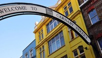 Ini adalah Carnaby Street di London, Inggris, yang merupakan tempat kreasi bagi penggemar Jimi Hendrix, The Rolling Stones, dan Paul MacCartney. Jalan ini diberlakukan hanya untuk pejalan kaki pada 1973. Istimewa/Afar.