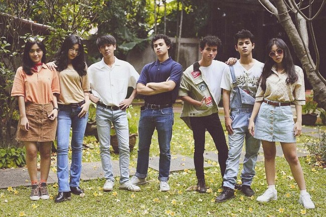 Overall jeans juga jadi ciri khas remaja tahun 90-an. Baik pria maupun wanita memakai overall dipadukan dengan kaus lengan pendek. Tren overall dimulai tahun 1960-an dengan jenis kain yang berbeda-beda seperti denim hingga beledu. Foto: Instagram