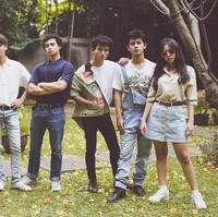 Overall jeans juga jadi ciri khas remaja tahun 90-an. Baik pria maupun wanita memakai overall dipadukan dengan kaus lengan pendek. Tren overall dimulai tahun 1960-an dengan jenis kain yang berbeda-beda seperti denim hingga beledu. Foto: Instagram