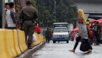 Hal tersebut juga menyusul rapat yang digelar Wagub DKI Jakarta Sandiaga Uno bersama Organda DKI. Hasilnya, operasi TransJakarta Tanah Abang Explorer akan dihentikan sementara.