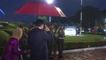 Foto: Saat Anies Berpayung Sambut Jokowi Pulang dari Afghanistan